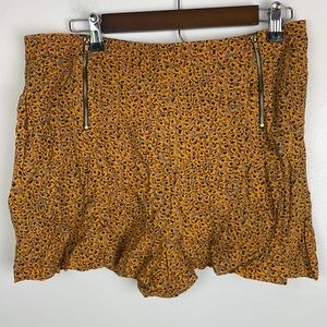 NWT Top Shop Dress Shorts front pockets Front zipper on sides Yellow flowers 12